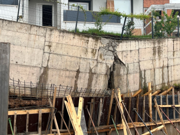 Sakarya'da tahliye edilen binadaki hasar gün ağarınca ortaya çıktı