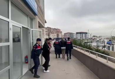Sosyal medyada tuzağa düşürdükleri kişilere şantaj yapıp 8 milyon TL kazanç sağlayan 5 şüpheliden 1'i  tutuklandı (2) - Yeniden