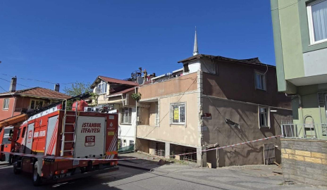 İstanbul - Üsküdar'da rüzgar nedeniyle uçan çatı, 2 binanın üzerine düştü