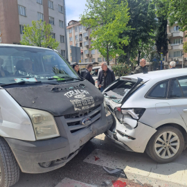 Kamyonet otomobile çarptı; 3 yaralı