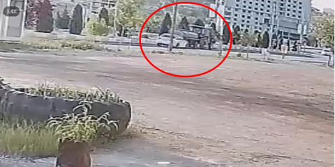 Otomobilin su tankerinin altına girdiği kazaya dair görüntüler ortaya çıktı