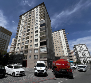 Kayseri'de 11'inci kattaki dairede çıkan yangında dumandan etkilendi