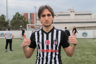 Görme engelli öğretmen, okulda öğrencilerin, yeşil sahada topun peşinden koşuyor