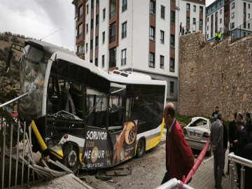İstinat duvarını aşıp, otomobilin üstüne düşen otobüsün şoförü 55 gün sonra öldü