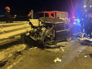 Sivas'ta otomobil bariyerlere saplandı, sürücü yaralandı