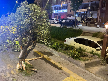 Nevşehir'de çarpışan 2 otomobilden 1'i su kanalına düştü; o anlar kamerada