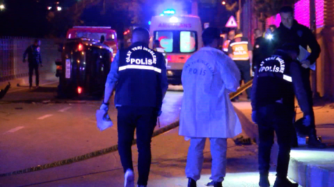 İstanbul - Kartal'da otomobil kaldırıma çarpıp devrildi: 1 ölü