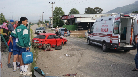 Muğla’da iki otomobilin çarptığı kaza kamerada: 6 yaralı