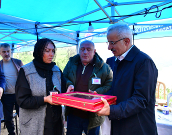 Bakan Uraloğlu’ndan şehit ailesine ziyaret