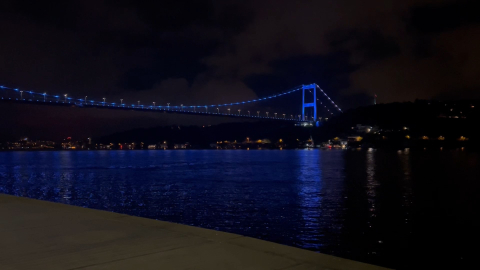 İstanbul - Fatih Sultan Mehmet Köprüsü maviye büründü