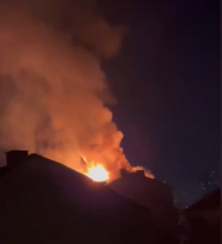 İstanbul - Küçükçekmece'de 7 katlı binanın çatısı alev alev yandı; havai fişek iddiası
