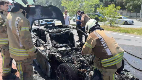 İstanbul - Eyüpsultan'da otomobil alev alev yandı: 20 milyon lira olduğu ortaya çıktı / Ek fotoğraflarla