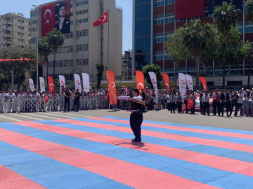 Adana’da 19 Mayıs coşkusu; Down sendromlu gençten kemençe resitali