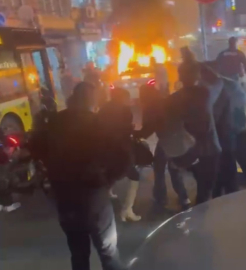 İstanbul - Küçükçekmece'de şampiyonluk kutlamalarında içerisinde havai fişek patlayan otomobil yandı/ Ek görüntü