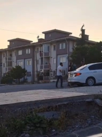 İstanbul- Arnavutköy'de iki sürücünün yol verme kavgası kamerada