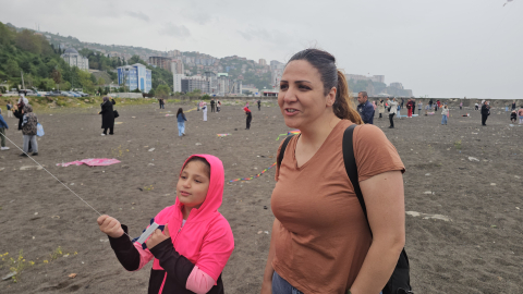 Çocukların uçurtmaları 'sağanağa' takıldı / Ek fotoğraflar