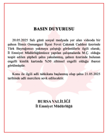 Türk bayrağını yakmaya çalıştığı öne sürülen şüpheli, kadın tepki gösterince kaçtı (2)