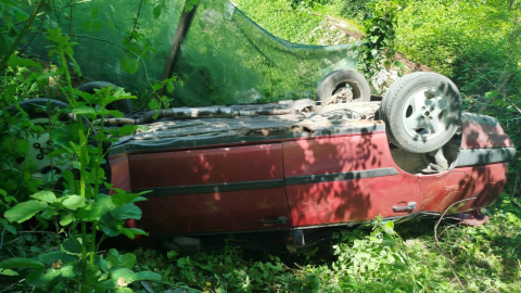 Sapanca'da otomobil şarampole devrildi; sürücü ile eşi yaralandı