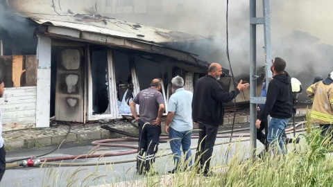 İstanbul- Arnavutköy'de barakada çıkıp yan binaya sıçrayan yangın söndürüldü / Geniş haber