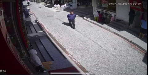 İstanbul - Fatih’te sokakta yürürken üzerine çanak anten düştü; o anlar kamerada