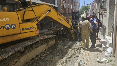 İstanbul - Bayrampaşa'da yol çöktü; 1 kişi mahsur kaldı-1