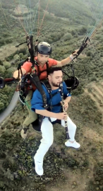 Yamaç paraşütü ile uçarken klarnet çaldı