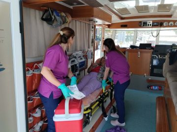 Leros Adası açıklarında parmağı kopan kadın, deniz ambulansıyla Bodrum'a getirildi