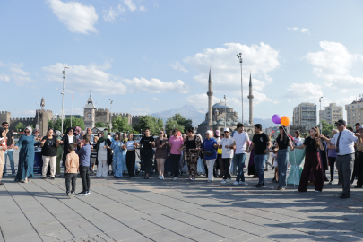 Kampanyası tamamlanan SMA’lı Muhammed için valilik önünde kutlama
