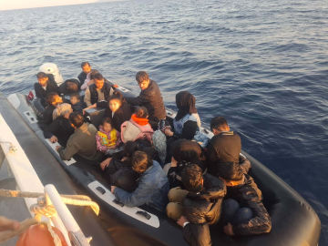 Çanakkale'de 37 kaçak göçmen ile 2 göçmen organizatör yakalandı
