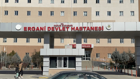 Psikolojik sorunları olduğu ileri sürülen baba, 2 kızını ve kendisini bıçaklaya yaraladı