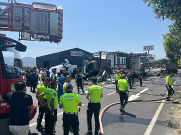 Sakarya'da karşı şeride geçen TIR, iki TIR'a çarptı: 1 ölü, 2 yaralı/Ek fotoğraflar