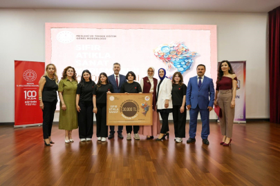 Öğrencilerin atık malzemeler ile yaptıkları Nikola Tesla tablosu Türkiye 1'incisi oldu