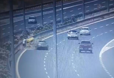 Otomobilin taksiyle çarpıştığı kaza kamerada: 1 ölü