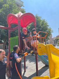 Kaydıraktaki demirlere bacakları sıkışan çocuğu itfaiye kurtardı