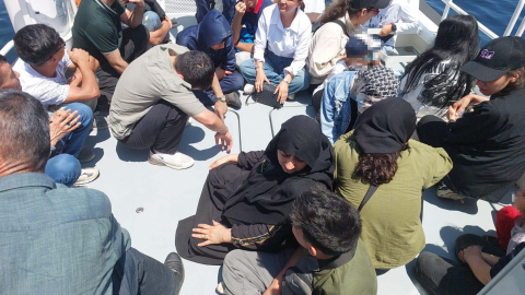 Yelkenli teknede 52 kaçak göçmen ile 2 organizatör yakalandı (2)