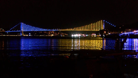 İstanbul- İstanbul Boğazı'ndaki köprüler, şampiyon Fenerbahçe'nin renkleriyle ışıklandırıldı
