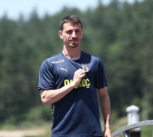 Fenerbahçe'nin kaptanı Mert Hakan Yandaş, kampa hazır olmak için çalışıyor ve takımdan ayrılmayı düşünmüyor