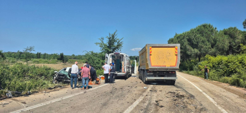 Kamyonla çarpışan otomobilde sıkışan sürücü ağır yaralandı