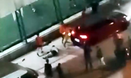 İstanbul - Avcılar'da halı sahada kavga: Önce bıçakladılar sonra ezmeye çalıştılar / Ek görüntüyle