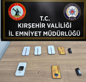 Ehliyet sınavında düzenekle kopya çekerken yakalandılar