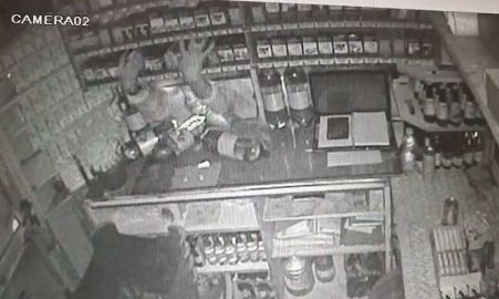 Büfeden sigara hırsızlığı kamerada: 5 gözaltı