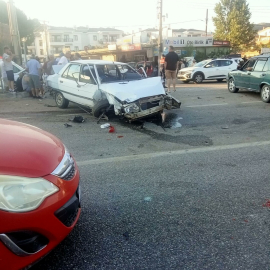 Freni patlayan kamyon trafik ışığında bekleyen 4 otomobile çarptı: 3 yaralı / Ek fotoğraflar