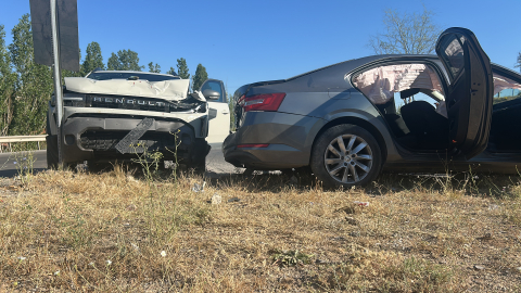 Sivas'ta otomobiller çarpıştı: 1'i çocuk, 5 yaralı /Video eklendi