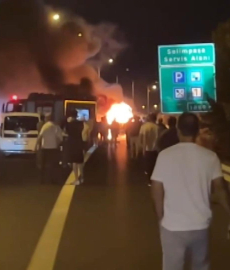 İstanbul - Silivri'de alev alan 2 minibüs itfaiye tarafından söndürüldü