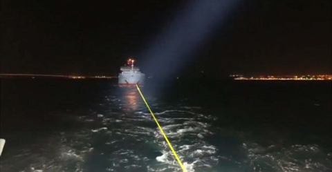 Çanakkale Boğazı'nda arızalanan gemi, römorkörle yedeklenerek demirletildi