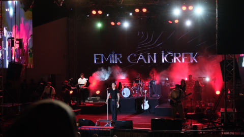Emir Can İğrek, Akşehir Açık Hava Tiyatrosu’nda sahne aldı