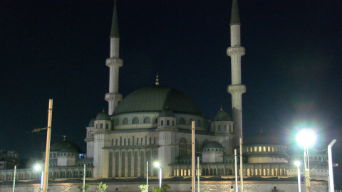 İstanbul - 15 Temmuz'un yıl dönümünde Taksim ve Ayasofya Camii'nde sela okundu