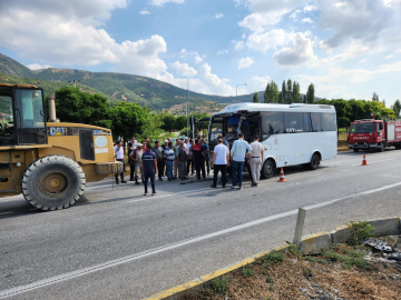 Afyonkarahisar’da yolcu midibüsü ile TIR çarpıştı; 7 yaralı