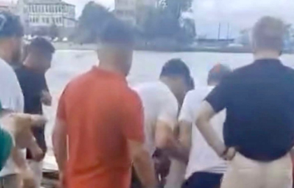 Denizde boğulma tehlikesi geçiren kızını kurtarmak isteyen baba, öldü