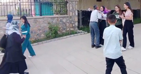 Sınav çıkışı babasının çiçekle karşıladığı Çimen: Gelen puanla babamın o anı şimdi gururla taçlandı
